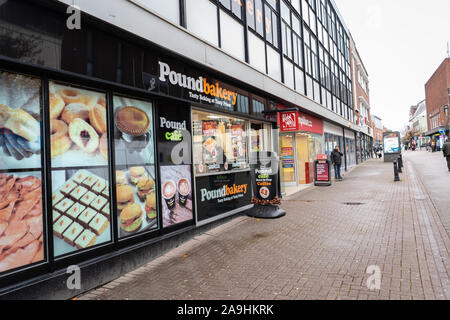 Poundbakery nella high street di Hanley, Stoke on Trent, Pound panificio, economici panettieri e concorrente a Greggs Foto Stock