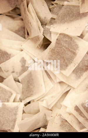 Pile di tè in piccoli sacchetti bianchi con fori per il tè di macerazione e consumo Foto Stock