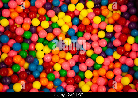 Hard Candy junk food in zucchero colorato rivestito di gomma di forma a sfera Foto Stock