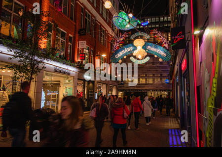 Londra, Inghilterra - Novembre 8th, 2019: le luci di Natale installazione in Carnaby Street in collaborazione con Project Zero, sostenibilità e mare creat Foto Stock