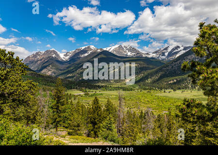 Una vista del Bighorn Mountain da Fall River Road a Rocky Mountain National Park in Colorado. Foto Stock