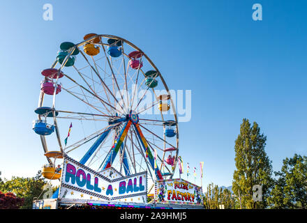 2 settembre 2012 - Vancouver, Canada: fiera colorata ruota panoramica Ferris e midway al Pacific National Exhibition fair in un pomeriggio soleggiato. Foto Stock