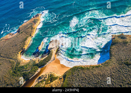 Vista aerea della Great Ocean Road vicino ai dodici Apostoli a Victoria, Australia Foto Stock