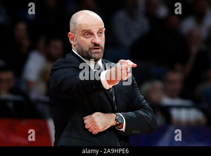 A Belgrado, in Serbia. Xv Nov, 2019. Asvel's head coach Zvezdan Mitrovic gesti durante la stagione regolare round 8 Eurolega di basket match tra Crvena Zvezda e Asvel in Serbia, a Belgrado il 9 novembre 15, 2019. Asvel ha vinto 74-72. Credito: Predrag Milosavljevic/Xinhua/Alamy Live News Foto Stock