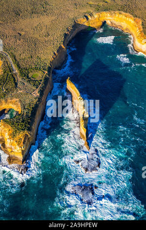 Il Razorback è un isola di roccia e parte del Parco Nazionale di Port Campbell lungo la Great Ocean Road in Victoria, Australia Foto Stock