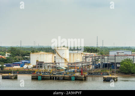 Lungo il fiume Tau, Vietnam - Marzo 12, 2019: Phuoc Khanh area. PetroVietnam in e out installazione di pompaggio in cui le navi sono gestite. Serbatoi di bianco e gree Foto Stock