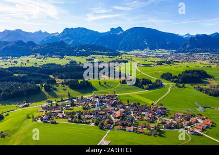 Zell bei Eisenberg, dietro Breitenberg e Aggenstein, Allgau Alpi, vista aerea, Ostallgau, Allgau, Svevia, Baviera, Germania Foto Stock