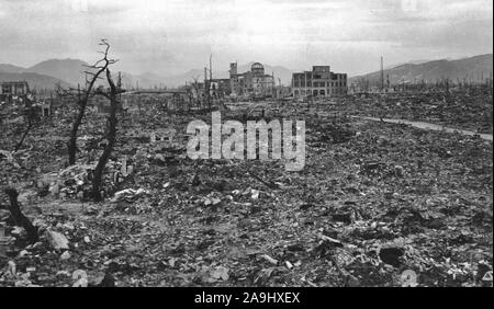 Distruzione vicino ipocentro del bombardamento di Hiroshima. L'edificio a cupola al centro della fotografia era uno dei pochi edifici della zona che, nonostante i gravi danni, rimase in piedi. Essa è stata conservata come la pace di Hiroshima commemorativo ed è stato nominato un Sito Patrimonio Mondiale dell'UNESCO nel 1996. Foto Stock