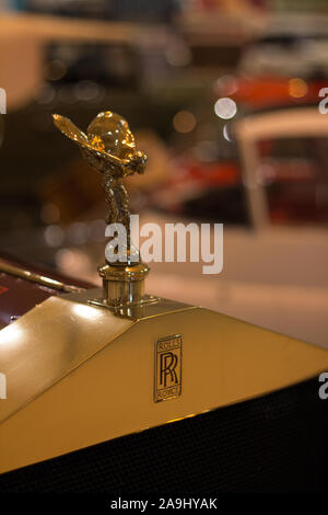 Parte anteriore vicino, Rolls Royce donna alata ornamento del cofano, RR logo sulla griglia in ottone e rosso cofano incernierato. Foto Stock