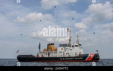 La United States Air Force aria squadrone di dimostrazione "Thunderbirds' eseguire il burst di Delta su un United States Coast Guard boat durante il Milwaukee aria e acqua mostrano Luglio 28, 2019 a Milwaukee nel Wisconsin. Il Thunderbirds ha messo in evidenza la mostra lungo con la F-35 e F-22 e A-10 demo team. (U.S. Air Force foto di Senior Airman Andrew D. Sarver) Foto Stock