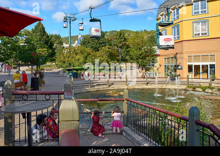 MONT-Tremblant, Quebec, Canada - 13 settembre 2018: Mont-Tremblant ski resort, turisti presso l'entrata principale, la prospettiva europea è un anno reso di sci Foto Stock