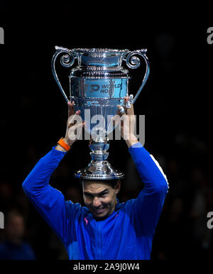 Pechino, Cina. Xv Nov, 2019. Rafael Nadal di Spagna si solleva la sua ATP World No. 1 Trofeo seguendo il gruppo singles match contro Stefanos Tsitsipas della Grecia in ATP World Tour Finals 2019 a Londra, in Gran Bretagna il 9 novembre 15, 2019. Credito: Han Yan/Xinhua/Alamy Live News Foto Stock