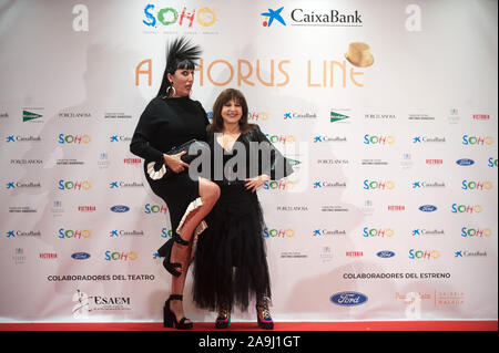 Malaga, Spagna. Xv Nov, 2019. Attrice spagnola Rossy de Palma e Loles León pone sul tappeto rosso durante un photocall del musical "Un Chorus Line' prima della sua premiere a Soho teatro Caixabank.spagnolo attore e regista Antonio Banderas apre il suo nuovo teatro in Malaga con il suo primo musical "Un Chorus Line', basato in originale produzione musicale circa la storia di un gruppo di danzatori provenienti da Broadway che mirano a prendere parte al coro musicale. Credito: SOPA Immagini limitata/Alamy Live News Foto Stock