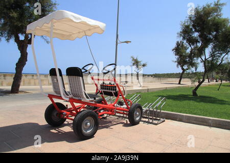 Un quad sulla spiaggia con tettuccio apribile Foto Stock