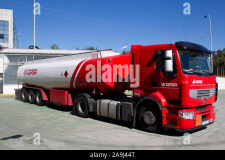 La Coruña-Spagna. Camion cisterna dell'olio spagnolo Cepsa azienda su ottobre 10,2013 in La Coruña, Spagna Foto Stock