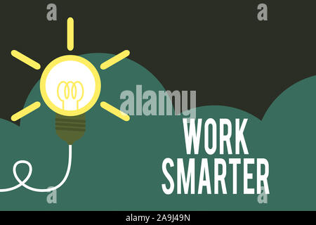 Testo della scrittura di lavorare in modo più intelligente. Foto concettuale di capire per raggiungere gli obiettivi in modo più efficiente la grande idea lampadina. Il successo di id di tornitura Foto Stock