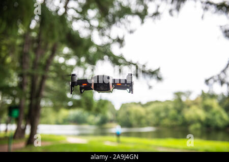 drone quad copter sopra il terreno in un parco Foto Stock