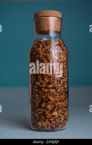 Muesli in un vaso di vetro. Sistema di deposito di cibo della cucina Foto Stock