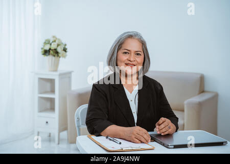 Fiducioso senior business donna Foto Stock