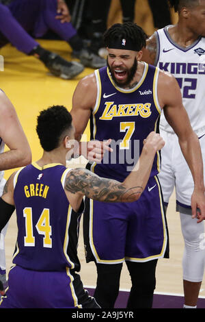 Los Angeles, California, USA. Xv Nov, 2019. Los Angeles Lakers' JaVale McGee (7) e Los Angeles Lakers' di Danny verde (14) celebrare durante un'NBA Basketball gioco tra Los Angeles Lakers e i Sacramento Kings, Venerdì, nov. 15, 2019 a Los Angeles. Credito: Ringo Chiu/ZUMA filo/Alamy Live News Foto Stock