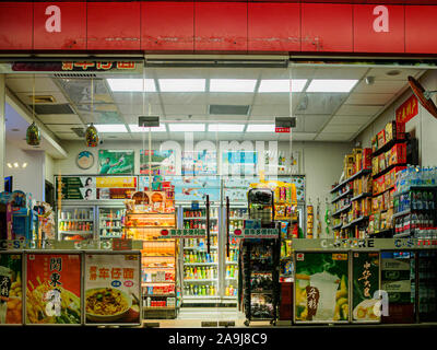 GUANGZHOU, Cina - 7 MAR 2019 - vista notturna di una 24-ora convenience store nel quartiere di Tianhe, Guangzhou, Cina Foto Stock