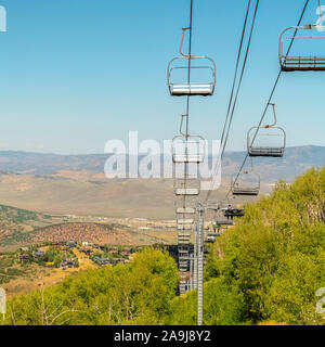 Square Park City Utah montagna con le seggiovie e sentieri escursionistici vista in bassa stagione Foto Stock