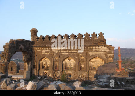 Deogiri fort vecchio muro con Chand Minar in background, Aurangabad, Maharashtra Foto Stock