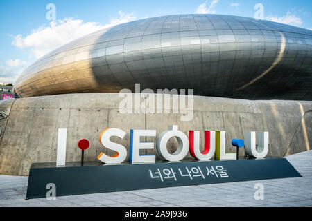 Seoul COREA , 23 settembre 2019 : progettazione di Dongdaemun Plaza o edificio DDP visualizzare e I.SEOUL.U sign in Seoul COREA DEL SUD Foto Stock
