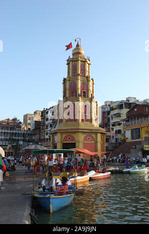 NASHIK, Maharashtra, India, aprile 2019, persone in barca Ramkund davanti di Shree Yashwantrao Maharaj Sadhu Dev Mamledar tempio Foto Stock
