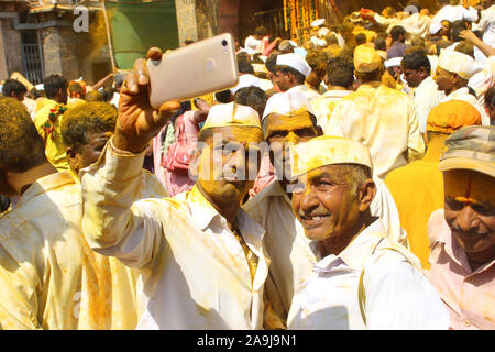 Devoto tenendo selfie anteriore del tempio Khandoba, Jejuri di Pune, Maharashtra. Foto Stock