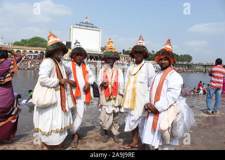 Wasudev persone pongono per la fotocamera, Alandi Devachi di Pune, Maharashtra, India Foto Stock
