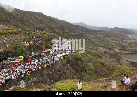 Shree Dnyaneshwar Maharaj Palki vista in immersione Ghat con grande folla di pellegrini di Pune, Maharashtra, India Foto Stock