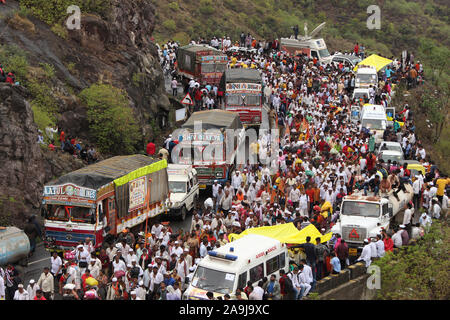 Shree Dnyaneshwar Maharaj Palki vista in immersione Ghat con grande folla di pellegrini di Pune, Maharashtra, India Foto Stock