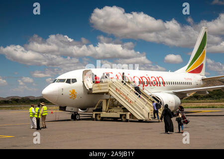 Etiopia, Dire Dawa, Diredawa Aeroporto, uscire i passeggeri a piedi Ethiopian Airlines Boeing 737-700 aeromobile Foto Stock