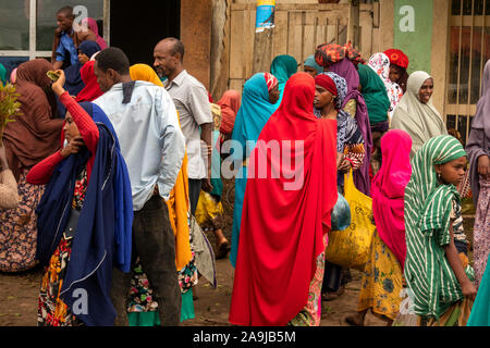 Etiopia, Est Hararghe, Harar, sul mercato inondato Assab autostrada, folla di colorfully vestito persone locali Foto Stock