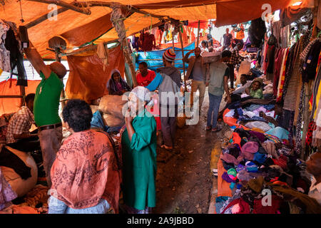 Etiopia, Est Hararghe, Harar, Mercato di riciclaggio, gli acquirenti cercando la canzone usati abiti occidentale Foto Stock