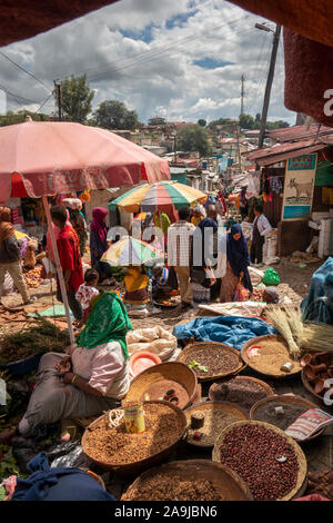 Etiopia, Est Hararghe, Harar, antica città murata, Shewa Gate, colorfully vestito gli operatori di mercato e per lo shopping Foto Stock