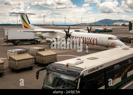 Etiopia, Addis Abeba Bole International Airport, Bombardier Q400, Dash 8 aeromobile su supporto Foto Stock