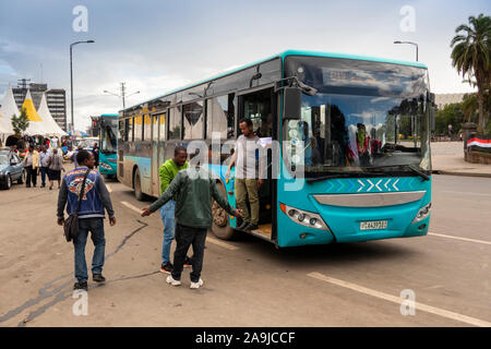 Etiopia, Addis Abeba, Piazza Area, Meneklik II Square, il trasporto pubblico, autobus Foto Stock