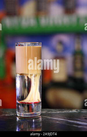 Cocktail alcoolico nipplo. Nipplo di colpo al bar. Foto Stock