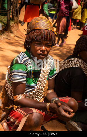 Etiopia, Sud Omo, Key Afer, mercato del giovedì, Banna donna tribale trader indossando calabash hat Foto Stock