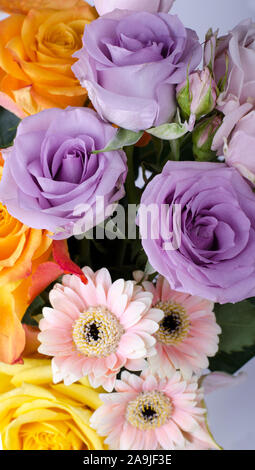 Vari bouquet di fiori. Gerbere rosa e dolce rose lilla close up sfondo floreale. Foto Stock