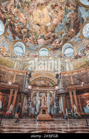 Vienna, Austria - 28 Aprile 2019: Statua dell'Imperatore Carlo VI a Prunksaal nel centro della vecchia biblioteca imperiale Foto Stock