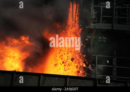 Spingendo il coke caldo su di un forno a coke impianto sulla grande acciaieria integrata Foto Stock