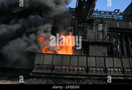 Spingendo il coke caldo su di un forno a coke impianto sulla grande acciaieria integrata Foto Stock