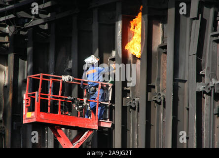 Spingendo il coke caldo su di un forno a coke impianto sulla grande acciaieria integrata Foto Stock