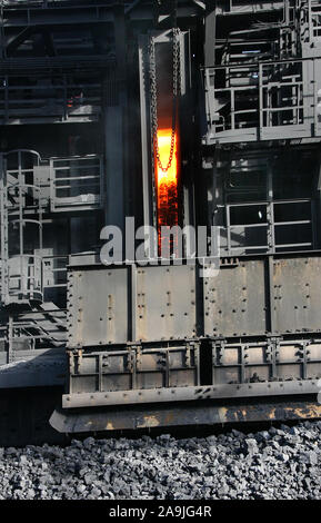 Spingendo il coke caldo su di un forno a coke impianto sulla grande acciaieria integrata Foto Stock