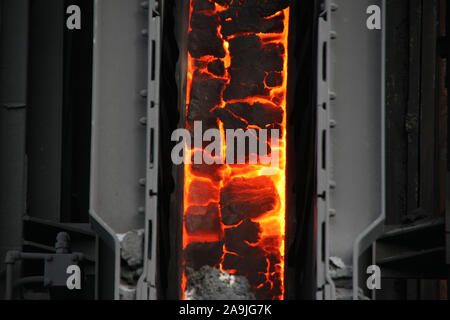 Spingendo il coke caldo su di un forno a coke impianto sulla grande acciaieria integrata Foto Stock