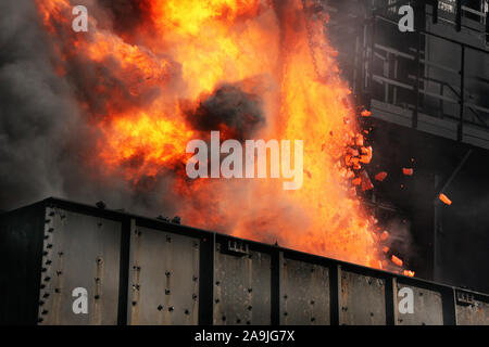 Spingendo il coke caldo su di un forno a coke impianto sulla grande acciaieria integrata Foto Stock