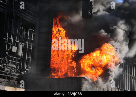 Spingendo il coke caldo su di un forno a coke impianto sulla grande acciaieria integrata Foto Stock